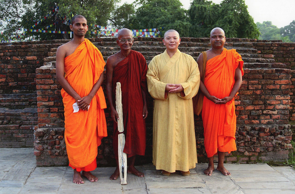 尼泊爾 倫比尼(Lumbini)-釋湛阿（Shi, Zhan-Ah）阿闍梨-和-印度 僧人-站在-佛塔 遺址 前