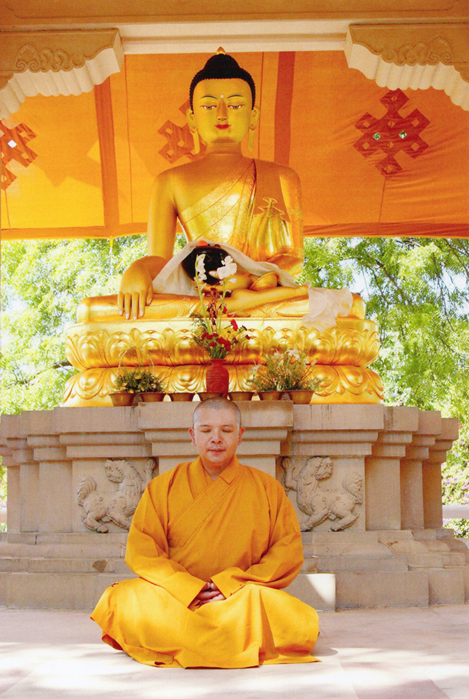 釋湛阿（Shi, Zhan-Ah）阿闍梨-印度 新德里-佛陀 賈揚蒂公園-佛陀像 前 打坐