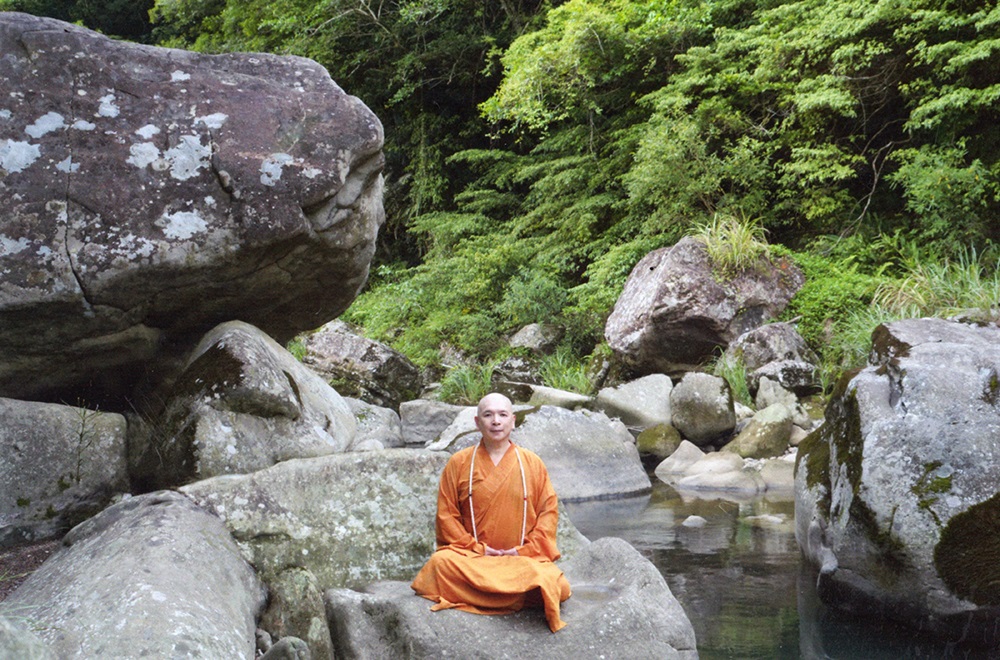 釋湛阿-Shi, Zhan-Ah--打坐-於-淡蘭古道-的-巨石溪流 中