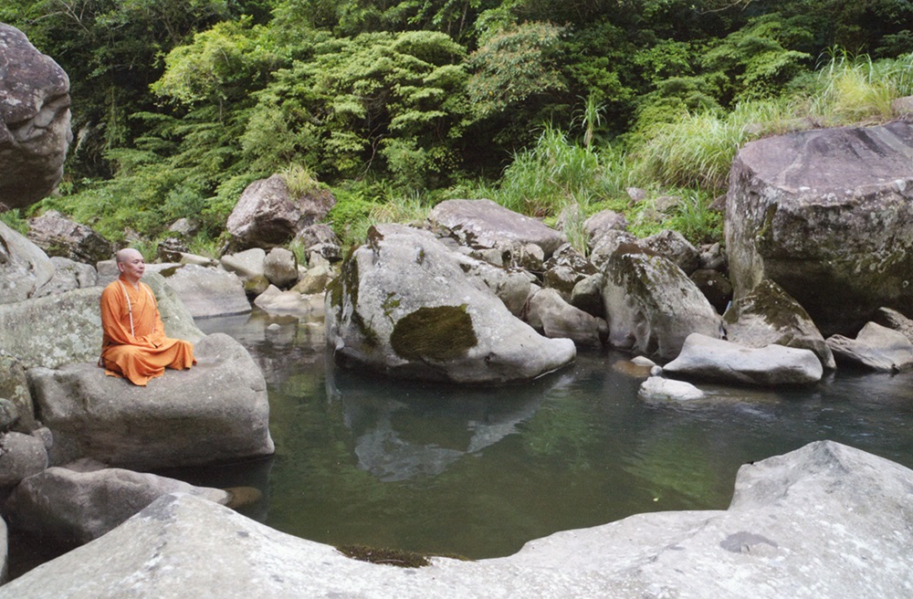 釋湛阿-Shi, Zhan-Ah--打坐-於-淡蘭古道-的-巨石溪流 中