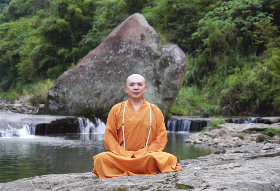 釋湛阿-Shi, Zhan-Ah--打坐-於-淡蘭古道-祖孫石（萬年石）前