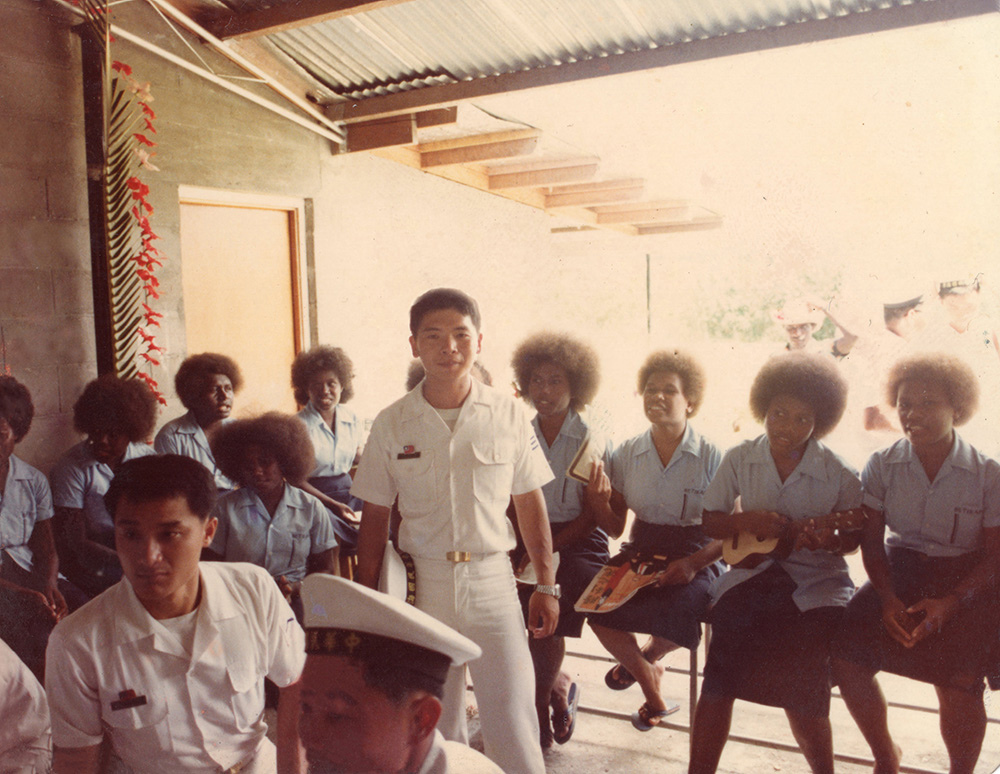 釋湛阿-Shi, Zhan-Ah--當兵(海軍)時-敦睦艦-至-索羅門群島時-當地學生的歡迎儀式