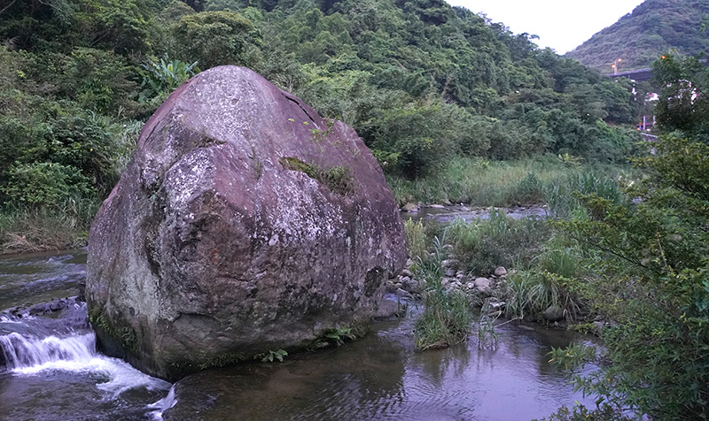 釋湛阿-Shi, Zhan-Ah--淡蘭古道-石碇段-美景-祖孫石（萬年石）