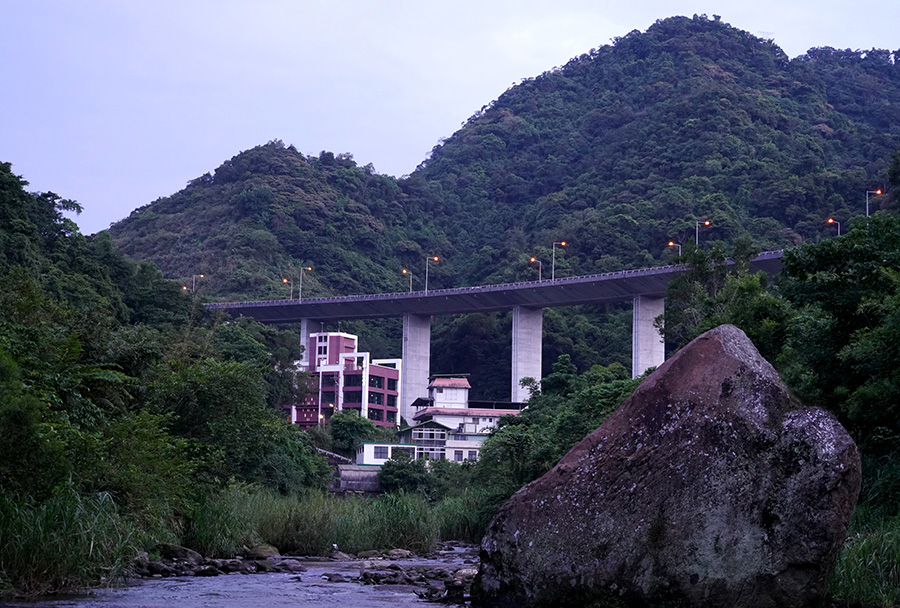 釋湛阿-Shi, Zhan-Ah--淡蘭古道-石碇段-祖孫石（萬年石）-與-東興-石川水岸